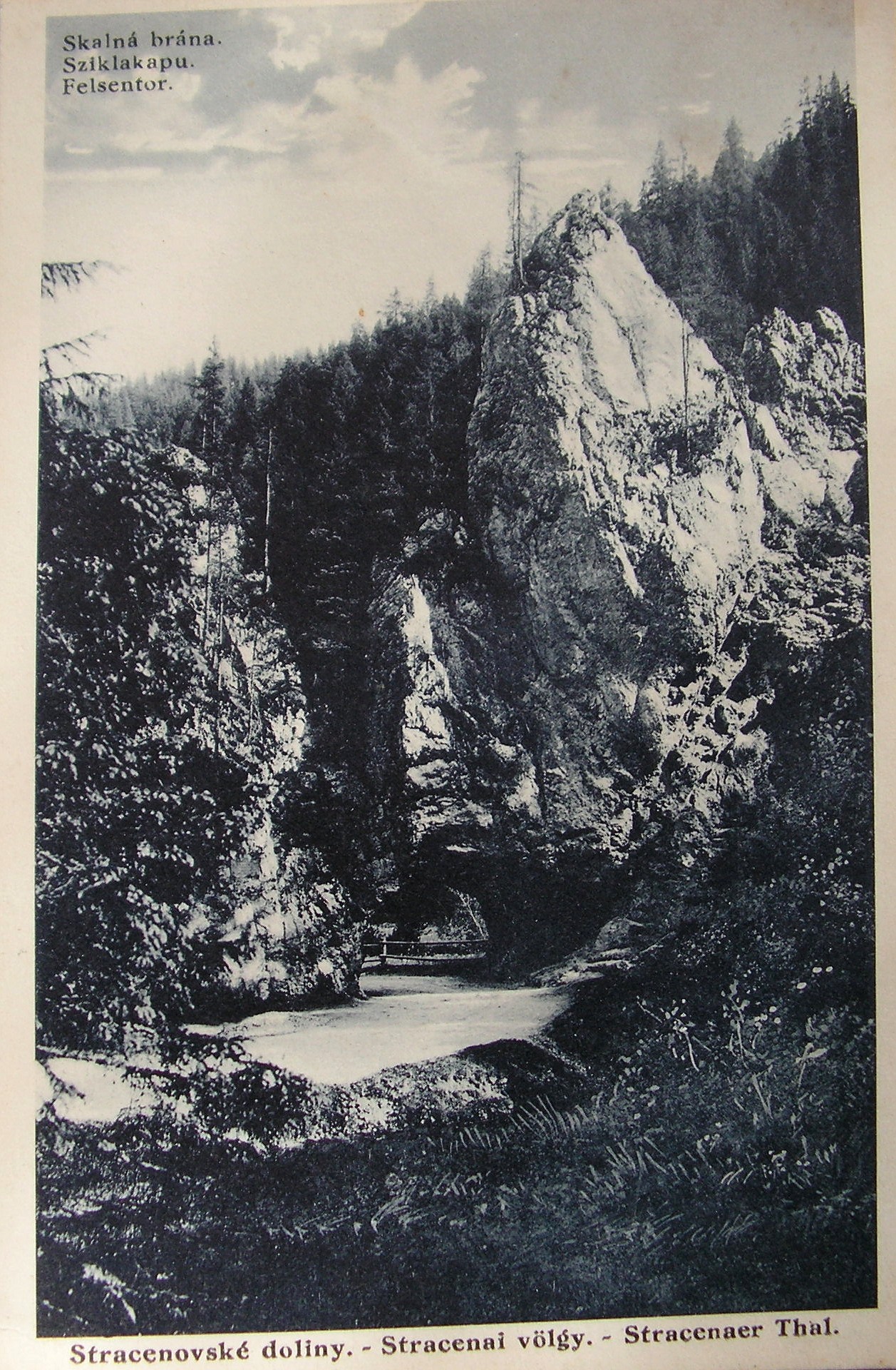 Stratenská brána z roku 1927 - dobová pohľadnica.