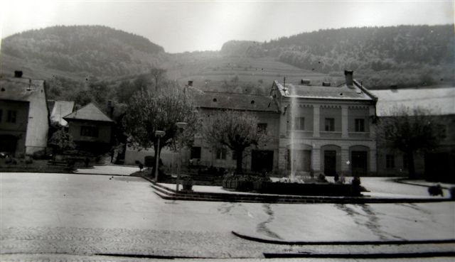 Námestie ešte bez budovy banky rok 1963