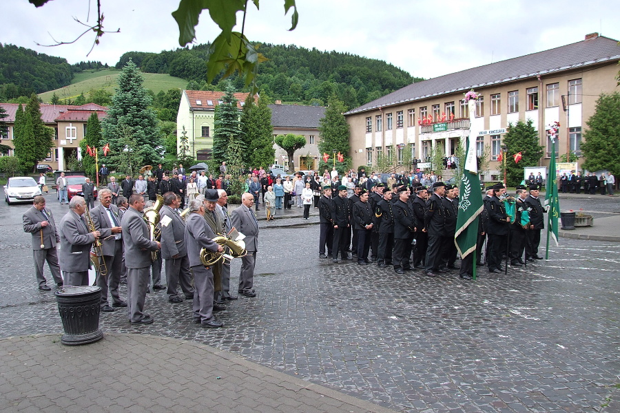 Turice 30.5.2009 od Vlada Václavíka. V pozadí kultúrny dom. 