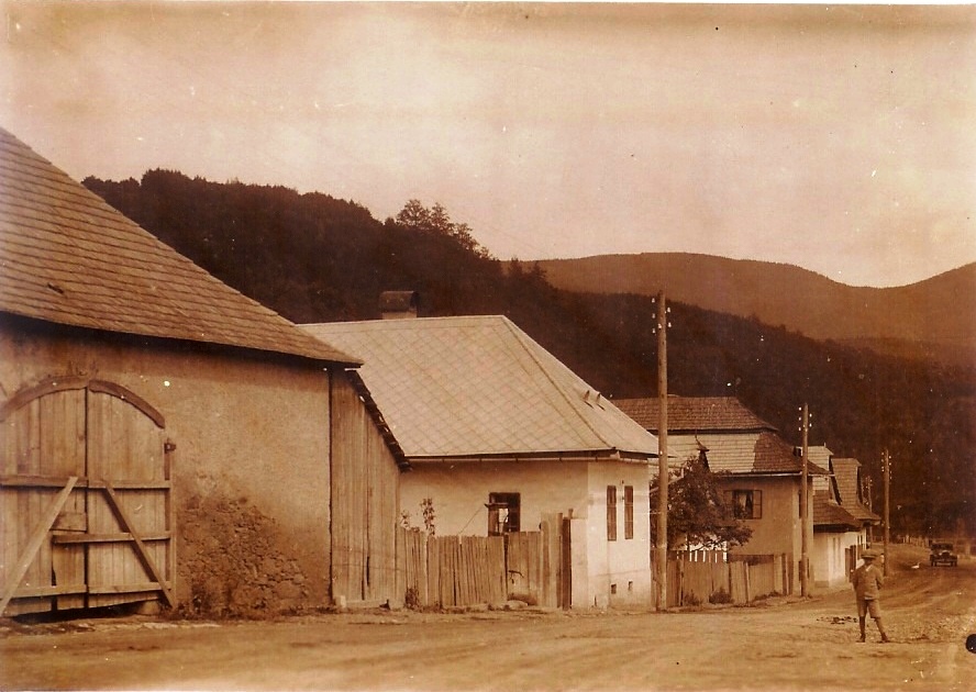 Pohľad z námestia Troch ruží od Pána Stehla